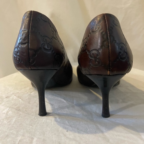 Gucci Monogram Leather Pumps - Picture 7 of 9